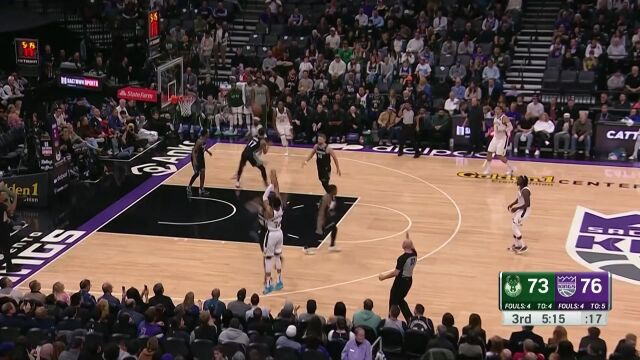 篮下和三分线外都能刺穿防守 字母哥携手米德尔顿连砍8分