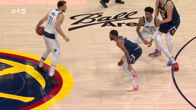 东契奇吸引两人防守丝毫不慌 喂饼伍德篮下双手暴扣