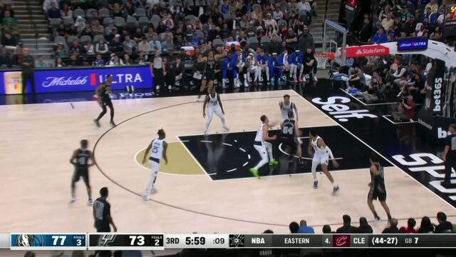 长驱直入直杀禁区 马穆克拉什维利穿过层峦叠嶂双臂暴扣