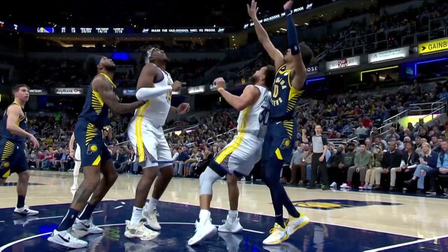 金州第一中锋的宝座无人能撼动！库里抓下前场篮板二次进攻打成2+1