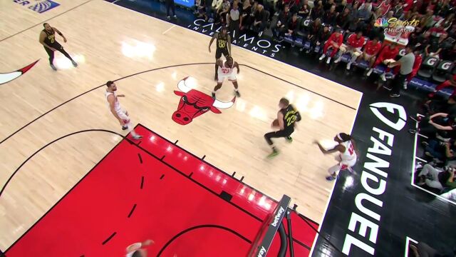 拿球就往里砸！马尔卡宁转身切入隔扣武切维奇