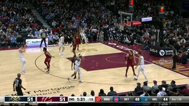 艺高人胆大！米切尔一步过掉防守表演空中折叠暴扣