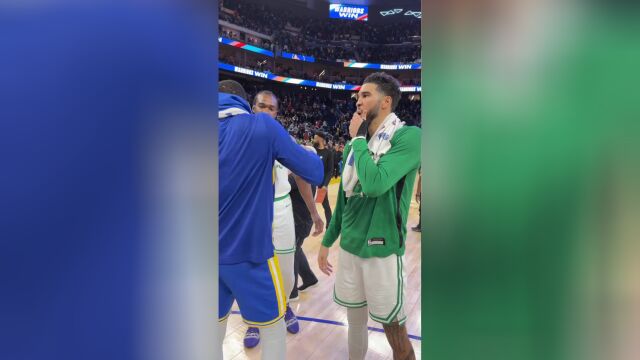 勇士胜利后格林和绿军众人拥抱 库里走向看台和家人拥抱