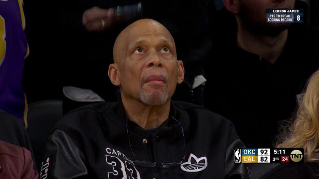 威少假突真传詹姆斯轻松上篮 距离破纪录只剩6分