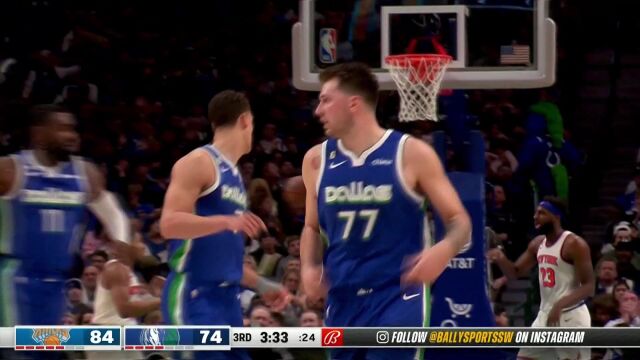 这波配合过分丝滑！东契奇高抛喂饼鲍威尔空接暴扣炸筐