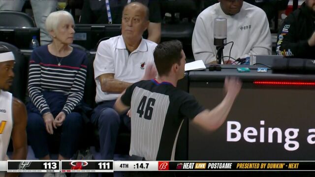 波老爷子真不想赢啊！ 马刺领先连叫两个暂停仍然出现边线球失误