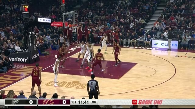 开局就是精妙连线 米切尔助飞莫布利双手暴扣