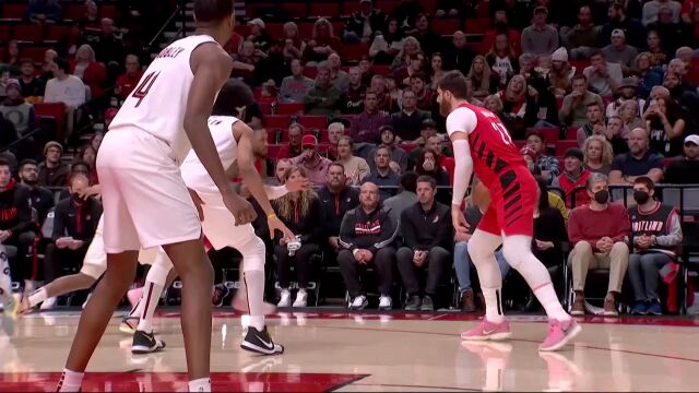 同样的进攻选择 利拉德祭出三分穿云箭百步穿杨