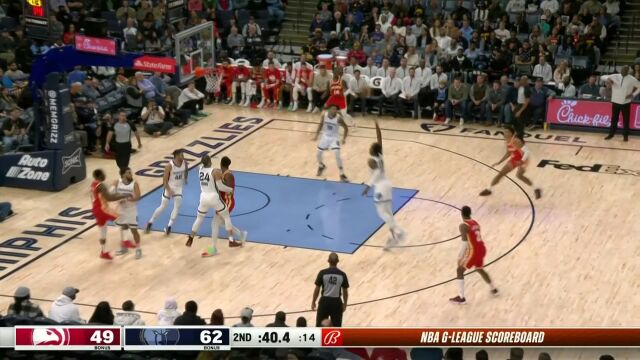 没人防就不客气了 奥孔古篮下吃饼双手灌筐