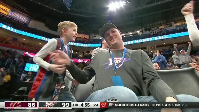 亚历山大击鼓传花送助攻 威廉姆斯接球出手三分稳稳命中