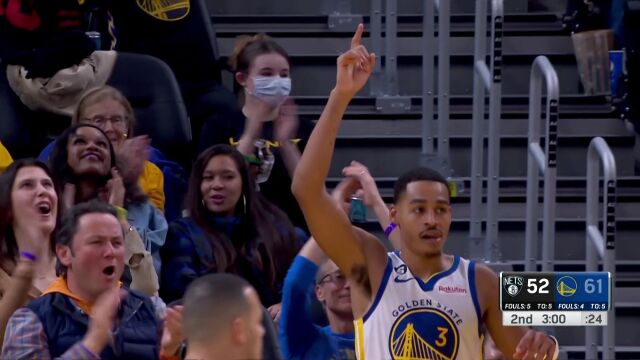 小肩抖起来小眼睛戴起来！库里大手一挥甩出精妙彩虹助攻