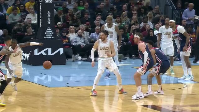 叹为观止 勒维尔青龙出海翱翔天际双手暴扣