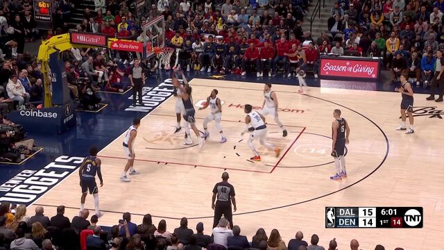 约基奇穿针引线送出妙穿 戈登篮下滞空打板强打命中