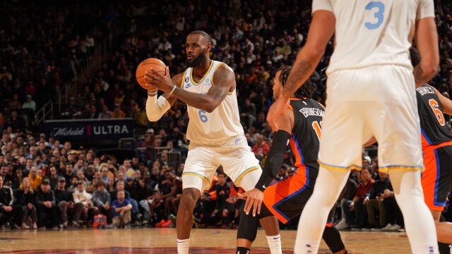 詹姆斯vs尼克斯集锦 28+10+11历史助攻数升至第四