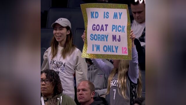 小女球迷举牌：杜兰特是我心中的GOAT 阿杜会心一笑点头回应