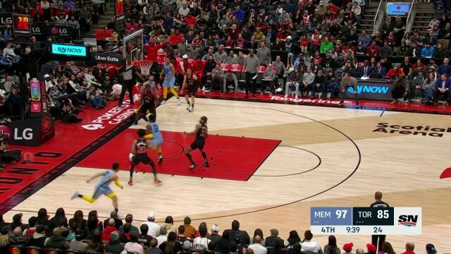 飞身突破攻城拔寨 孔查尔单骑闯关以一敌二