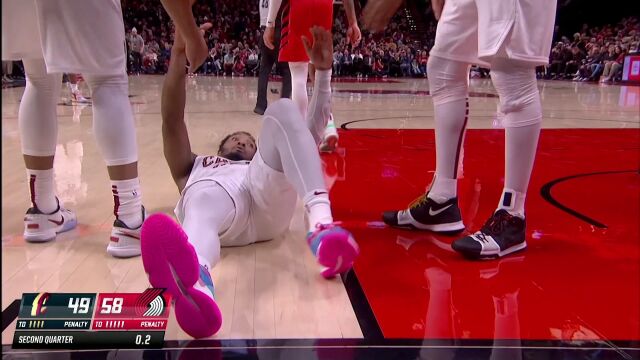 千军万马一将在 米切尔强势突破挑篮击穿开拓者整条防线