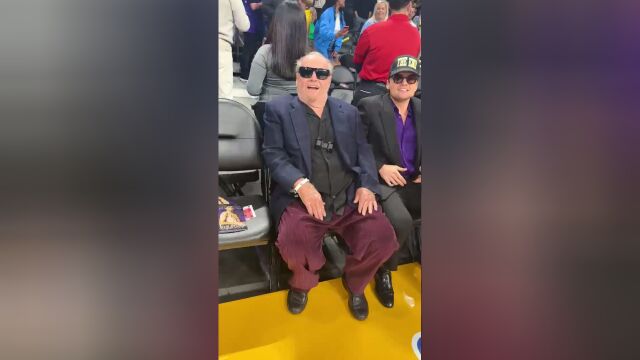 湖人铁杆球迷尼科尔森来到场边观看G6 上赛季开幕战以来首次