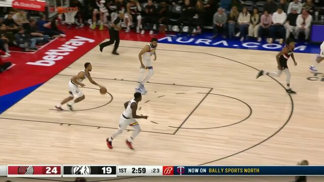 这样的防守构不成威胁 爱德华兹过掉两人完成上篮