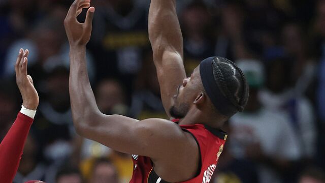 巴特勒总决赛十佳球：单挑约基奇极致后仰 空中接力双手灌筐