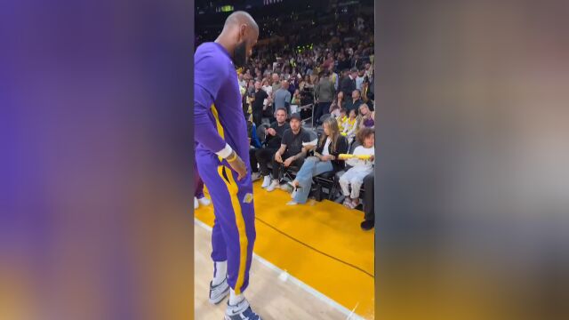 给老大哥加油打气！欧文赛前在场边和詹姆斯拥抱寒暄