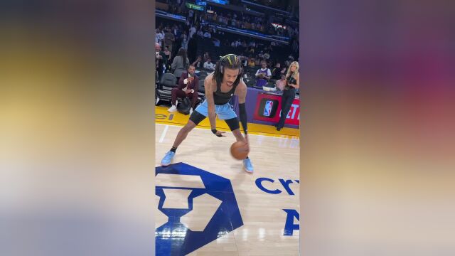 今天是有莫熊！莫兰特将先发出战场边正在热身