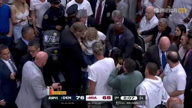 看球的都挺不住了！场边球迷身体不适被担架抬走