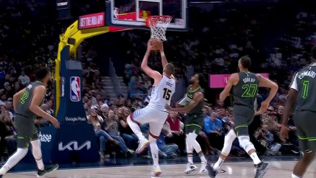 快刀斩乱麻！约基奇篮下空切杀入上篮得手潇洒自如