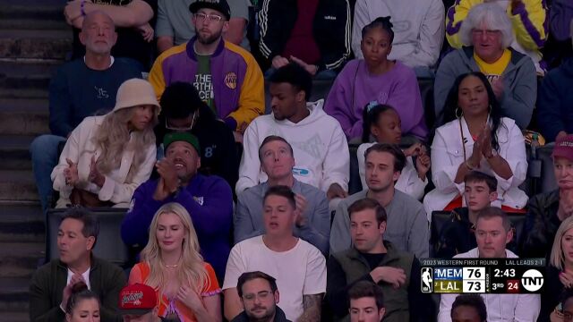 全家总动员！詹姆斯一家六口现身观众席为家人加油打气