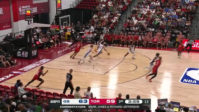 反击速度快如闪电！ 奎诺内斯抢断快攻直传伊萨哈-迈克造成2+1