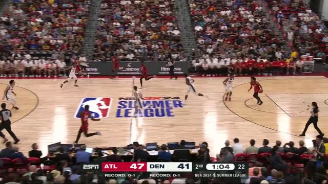 禁区由我来守护！斯特劳瑟旱地拔葱遮天大帽摁下对手