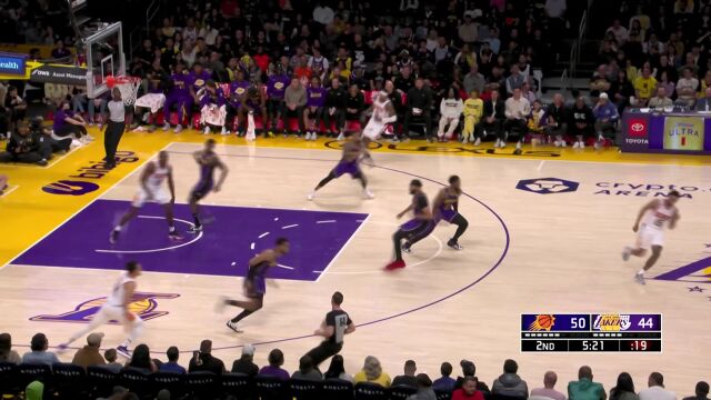 十分关键的得分！ 比斯利接到布朗传球快攻造成2+1