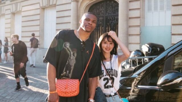 美娜湖人直播间解说精华集锦 全场金句频出动情之处一度哽咽
