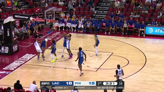 幸好眼疾手快！布朗三世夺回球权顺势完成双手暴扣