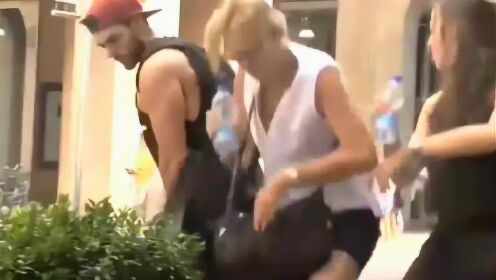 外国人站着尿尿恶搞美女, 你会怎么办?