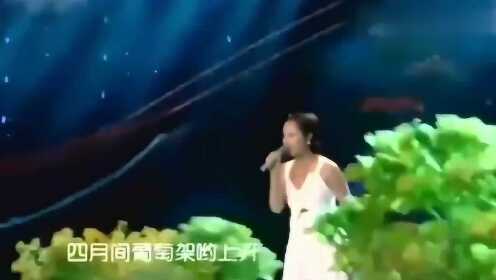 云朵一袭白衣献唱最美的歌曲，想不到唱得如此好听