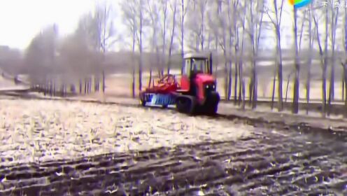 农机微视东方红履带拖拉机在北方作业视频