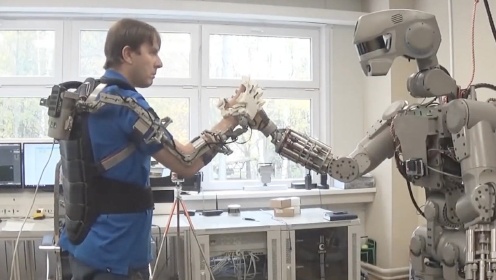 机器人和人类扳手腕谁会赢?小伙作死不信邪,结果尴尬了!