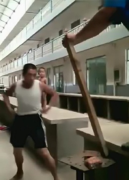 脚踢木板现场教学,请勿模仿