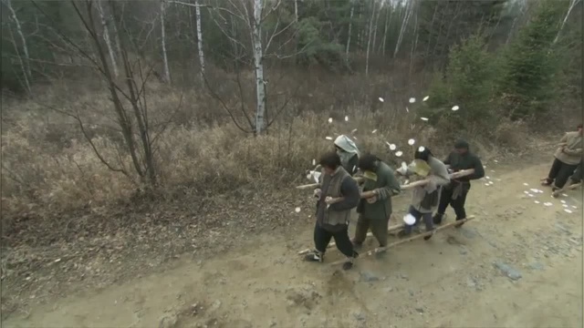 山东掖县传统葬礼习俗,死也得站着死,古时候都是这么运尸体的