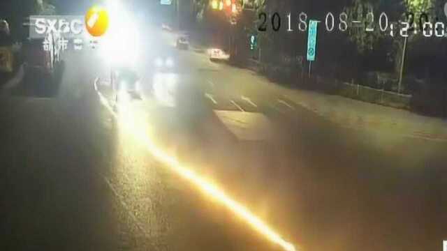 重庆:两车相撞 肇事车推着“火车”一路狂奔