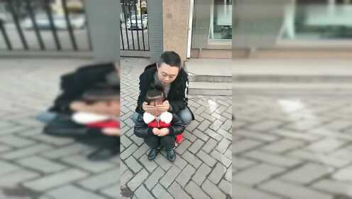 【腾讯视频】 女儿半路上想要尿尿，爸爸想出了这馊主意，坑了女儿一把！