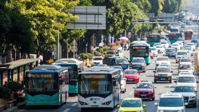 普通公交车?不存在啦,深圳街头只有纯电动公交车了!