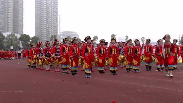 龙塔实验学校第六届运动会三年级1班入场表演