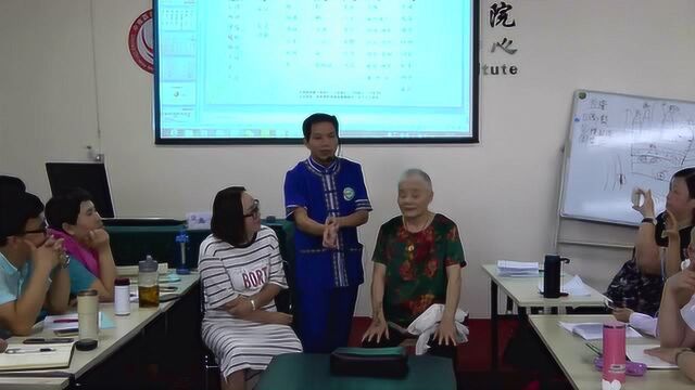 瑶医吴斌课间指导学员 正骨培训