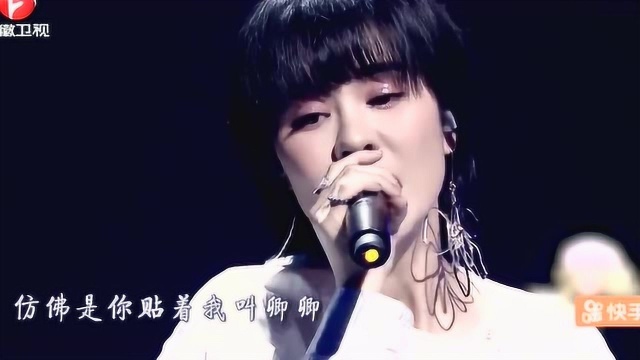 郁可唯演唱《雨落下的声音》,中间夹杂着戏曲,吴谨言在台下笑的真甜