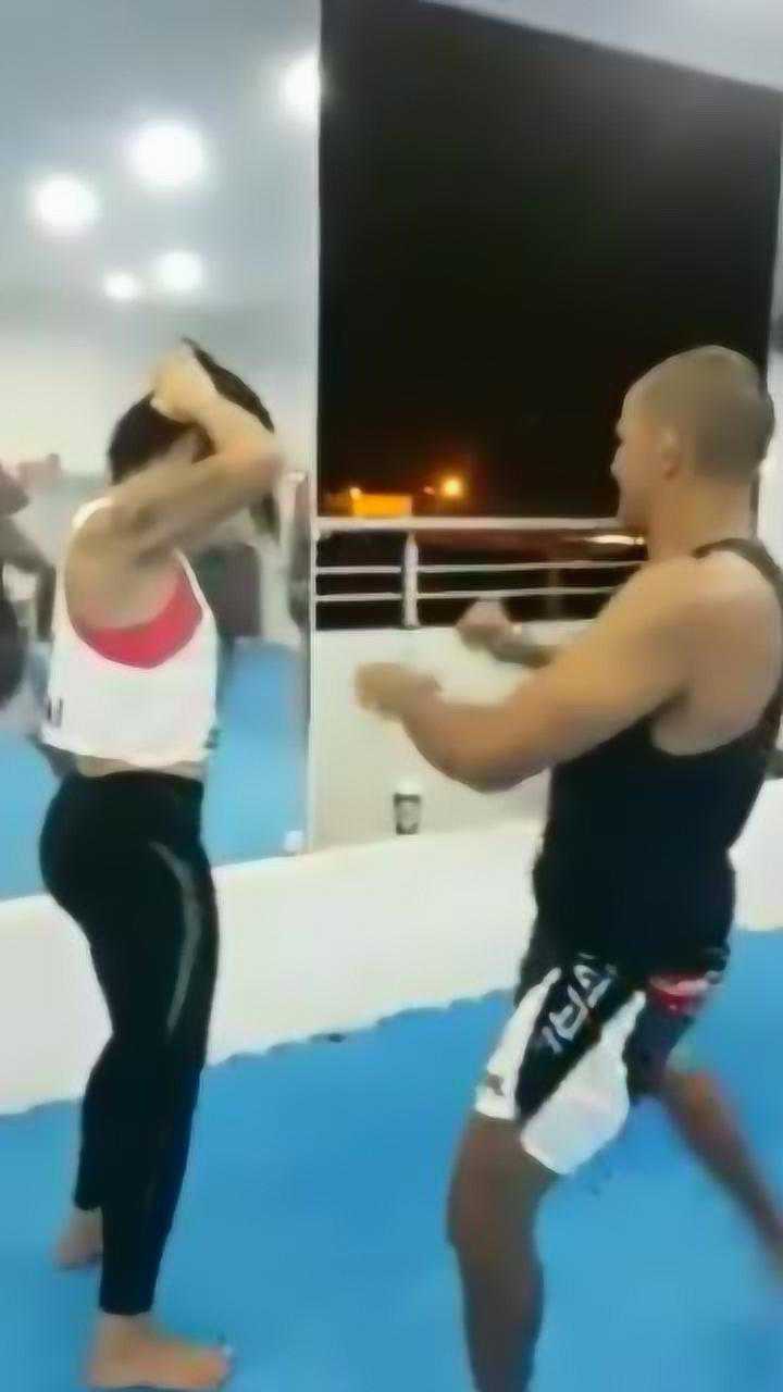 妹子腹部抗击打训练这操作有点狠
