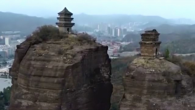 河北承德的双塔峰,俩塔建在山峰之上,鬼斧神工!