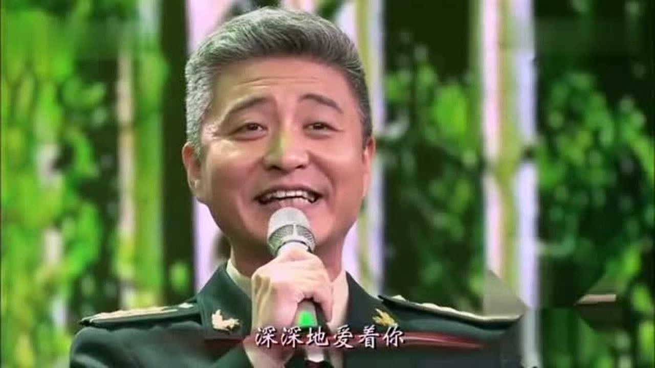 相声演员周炜一曲绿色军衣唱出了军人对军队的依恋情怀