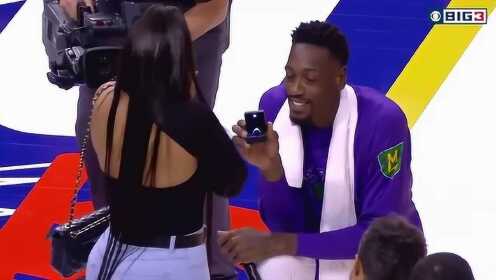 拉里桑德斯在篮球场直接向女友求婚，别出心裁呀